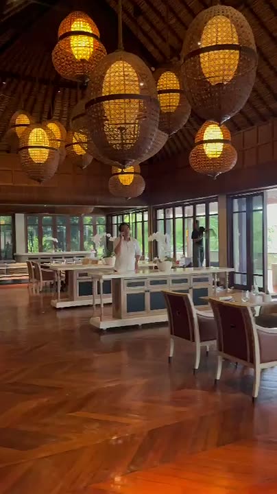 Interior venue dengan kaca film dan pencahayaan hangat