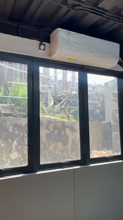 Deretan kaca kantor yang sudah dipasang kaca film